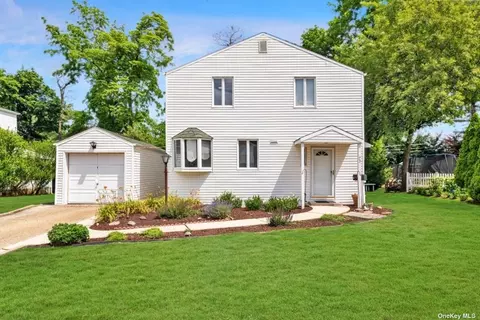 73 Hickory Ln, Roslyn Heights, NY 11577