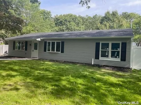37 Midvale Ave, Farmingville, NY 11738