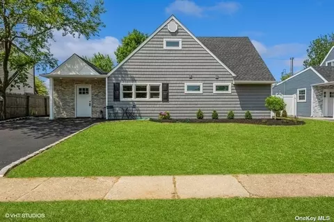 91 Stirrup Ln, Levittown, NY 11756