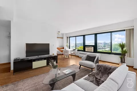 33-47 14th St #8D, Astoria, NY 11106