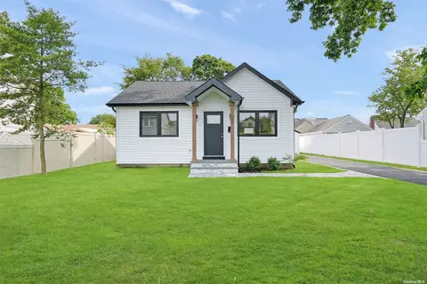 350 Florida Ave, Copiague, NY 11726