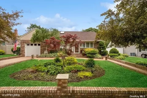 1243 Hawthorne W Dr, Wantagh, NY 11793