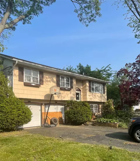 2085 Feuereisen Ave, Ronkonkoma, NY 11779