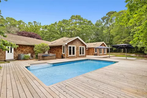 18 N Cape Ln, East Hampton, NY 11937