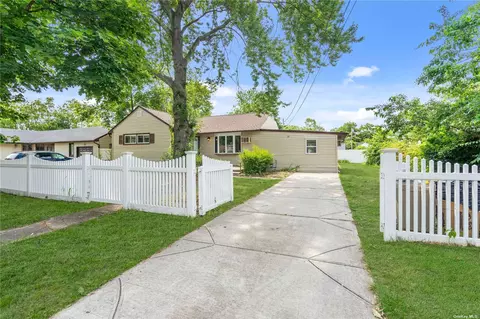 16 Birch St, Central Islip, NY 11722