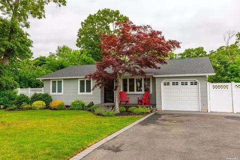 203 Matthews Rd, Oakdale, NY 11769