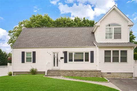 174 W 22nd St, Deer Park, NY 11729
