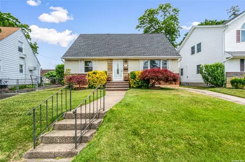 17 Camden Pl, New Hyde Park, NY 11040