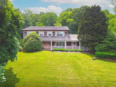 17 Suncrest Dr, Dix Hills, NY 11746