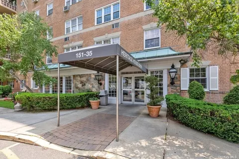151-35 84th St #4H, Howard Beach, NY 11414