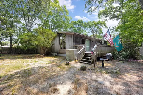 3 Louise Ct, Hampton Bays, NY 11946