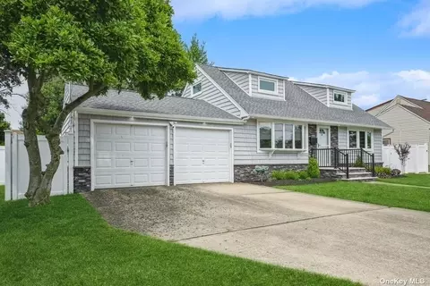 14 Smith St, Hicksville, NY 11801
