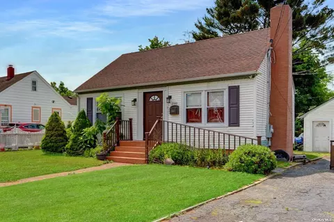 250 Earle St, Central Islip, NY 11722