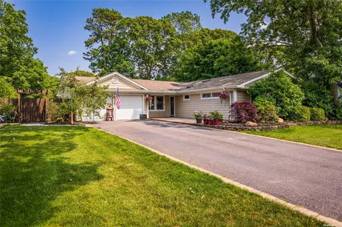37 Hillsdale Ln, Coram, NY 11727