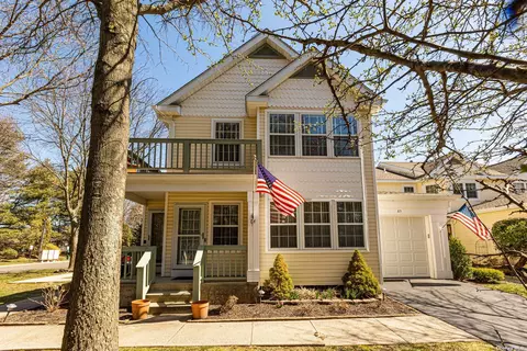 84 Commodore Cir #84, Port Jefferson Station, NY 11776