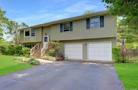324 Peconic Ave, Medford, NY 11763