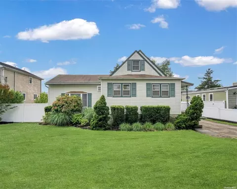 863 S Broadway, Lindenhurst, NY 11757
