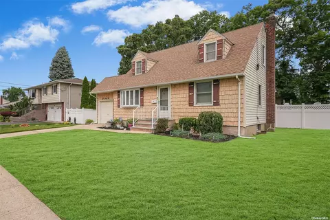 235 Yoakum Ave, Farmingdale, NY 11735
