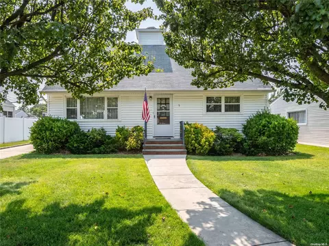 5 Berry Pl, Albertson, NY 11507
