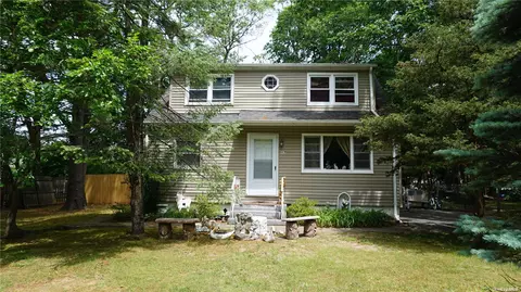 17 Classon Ave, Mastic, NY 11950