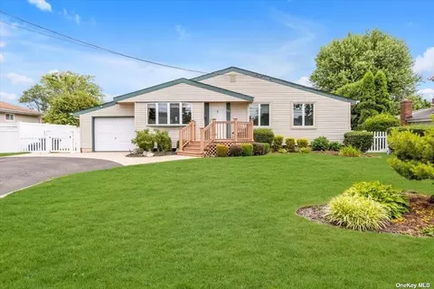 19 W 11th St, Deer Park, NY 11729