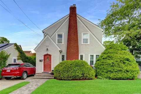 1681 Roosevelt St, North Baldwin, NY 11510