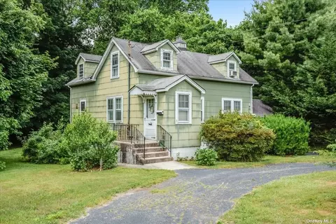 19 Kelsey Ave, Huntington Station, NY 11746