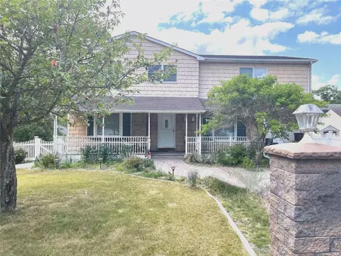 6 Spruce St, North Patchogue, NY 11772