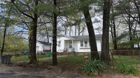 15 Classon Ave, Mastic, NY 11950