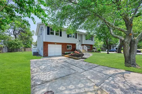 75 Lafayette Rd, West Babylon, NY 11704
