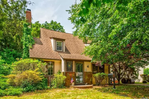 24 Lincoln Ave, Massapequa Park, NY 11762