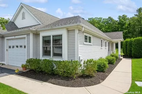 35 White Oak Ct #35, Coram, NY 11727