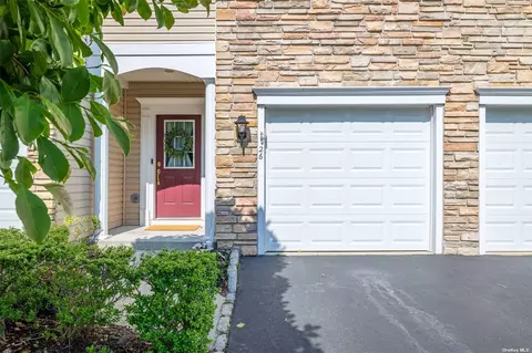 26 Torrey Pine Ln #26, Bay Shore, NY 11706