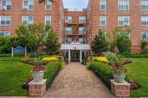 194 Smith St #3N, Freeport, NY 11520