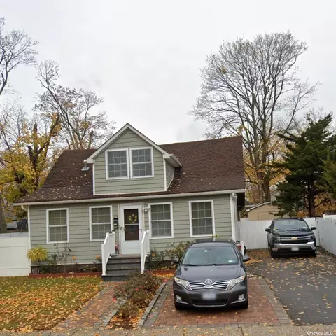 385 Earle St, Central Islip, NY 11722