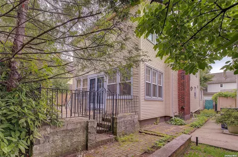 40-12 208th St, Bayside, NY 11361