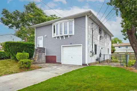 11 River St, Massapequa, NY 11758