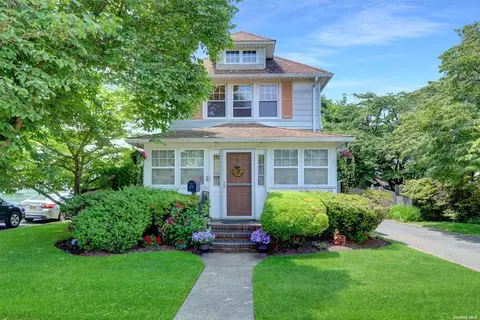32 Mckinley Ave, Hicksville, NY 11801