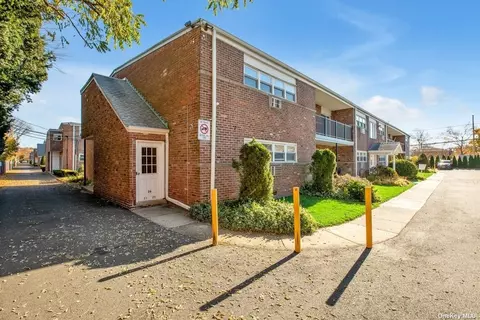 26 Ivy St #1A, Farmingdale, NY 11735