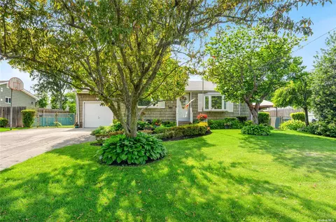 84 Gibbs Rd, Central Islip, NY 11722