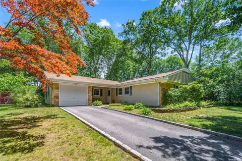 41 Sycamore Cir, Stony Brook, NY 11790