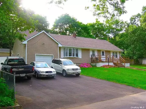 130 Pleasure Ave, Lake Ronkonkoma, NY 11779