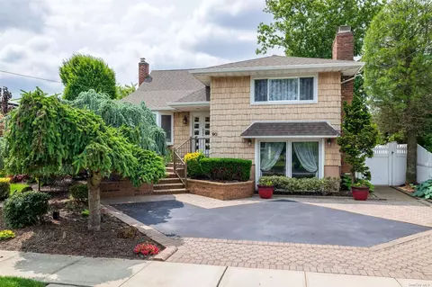 90 N Cedar St, Massapequa, NY 11758