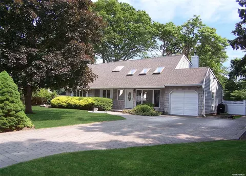 4 Chambers St, Coram, NY 11727