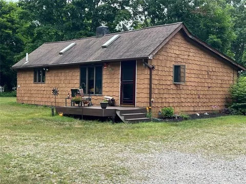 1 Ryerson Ave, Manorville, NY 11949