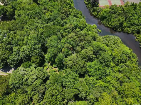 59 1st St, Patchogue, NY 11772