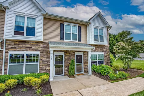 152 Ashley Ct #152, Central Islip, NY 11722