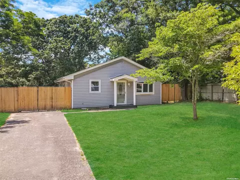 30 Wauwepex Trl, Ridge, NY 11961
