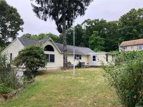11 3rd St, Wading River, NY 11792