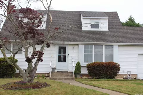 11 Brookwood Dr, Massapequa Park, NY 11762